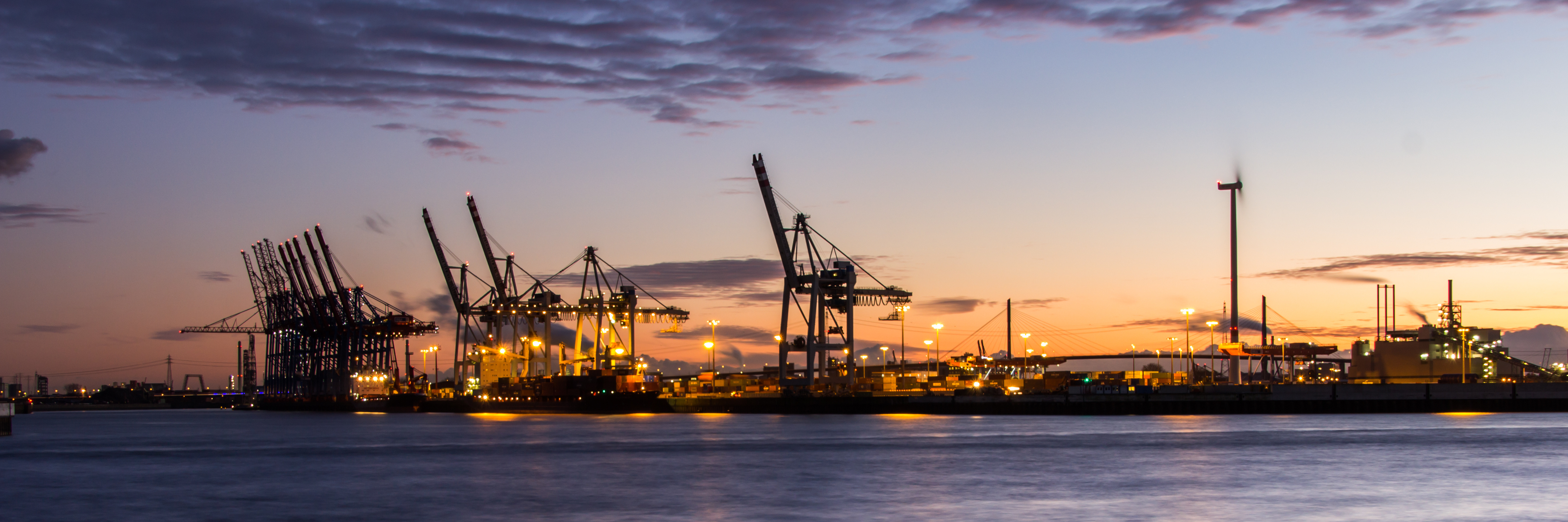 Sonnenuntergang Hamburger Hafen-AdobeStock 180791962 - globalisation.jpeg
