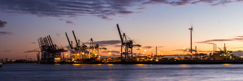 File:Sonnenuntergang Hamburger Hafen-AdobeStock 180791962 - globalisation.jpeg